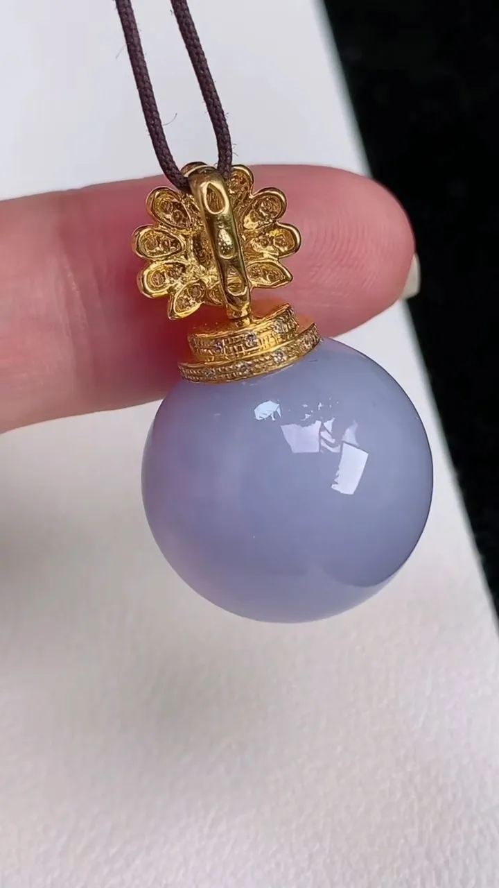 天然A货翡翠18k金紫罗兰圆珠吊坠，尺寸18，重量:12.13g7月2日
工厂直销收藏佳品,种好水足，色泽均匀，有种有色，上手高大气！