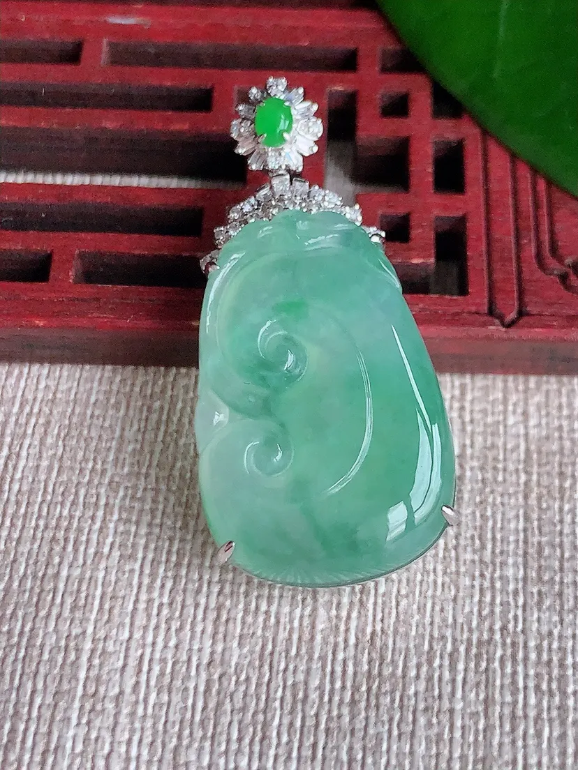 天然A货翡翠18K金伴晴水如意吊坠尺寸38.8×27.2×18×8m量6.96g 0701
