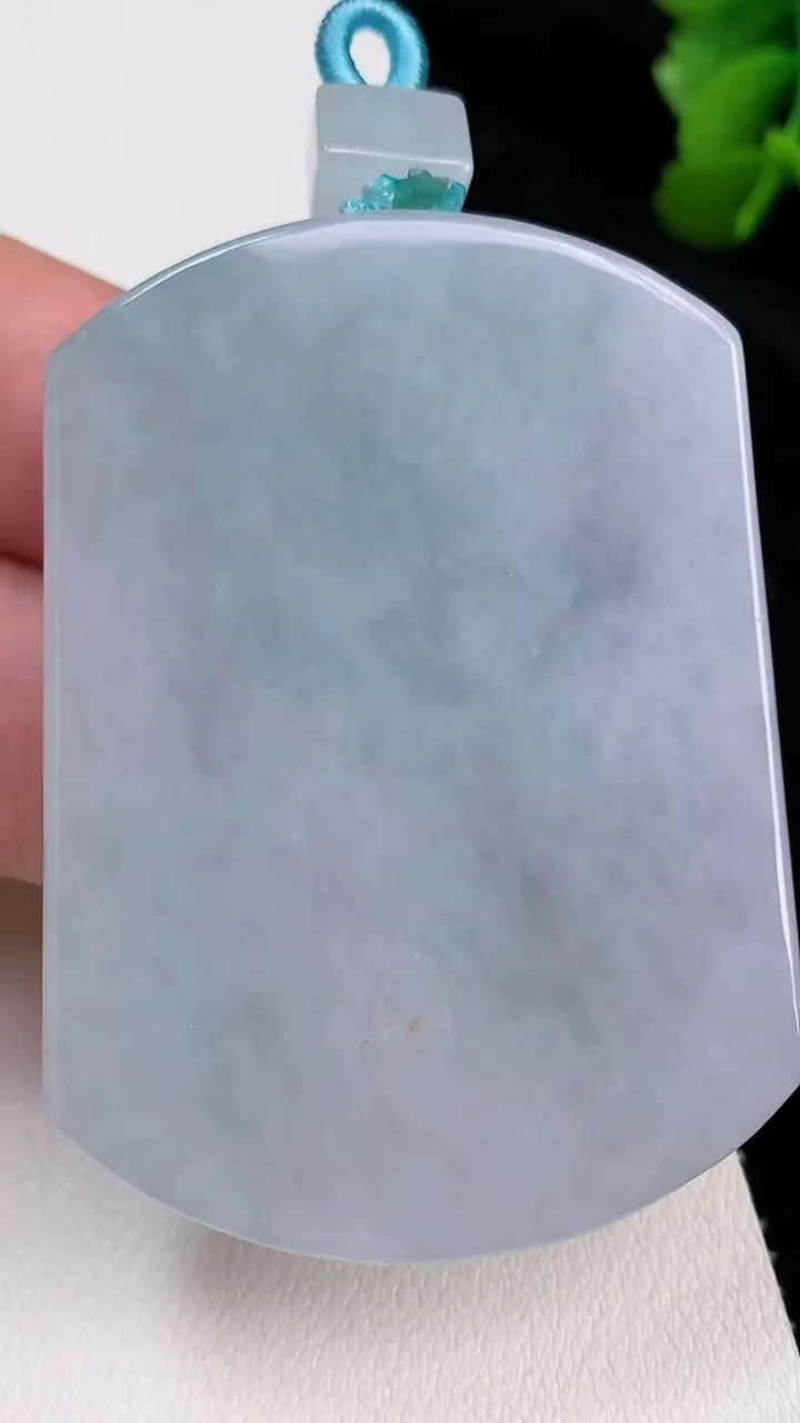 天然A货翡翠春带彩紫罗兰无事牌吊坠，尺寸54-39.7-6.6，重量:45.37g
7月2日