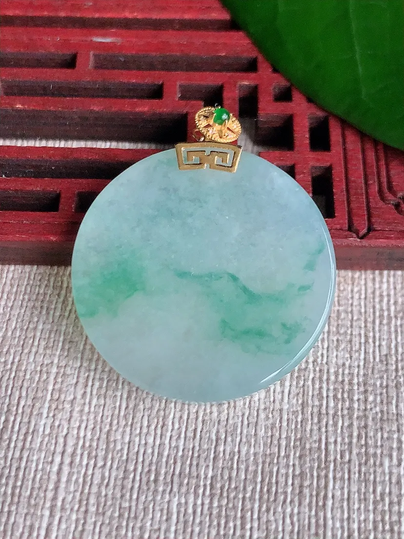 天然A货翡翠18K飘花无事牌吊坠尺寸29.3×4.5m量10.44g 0702