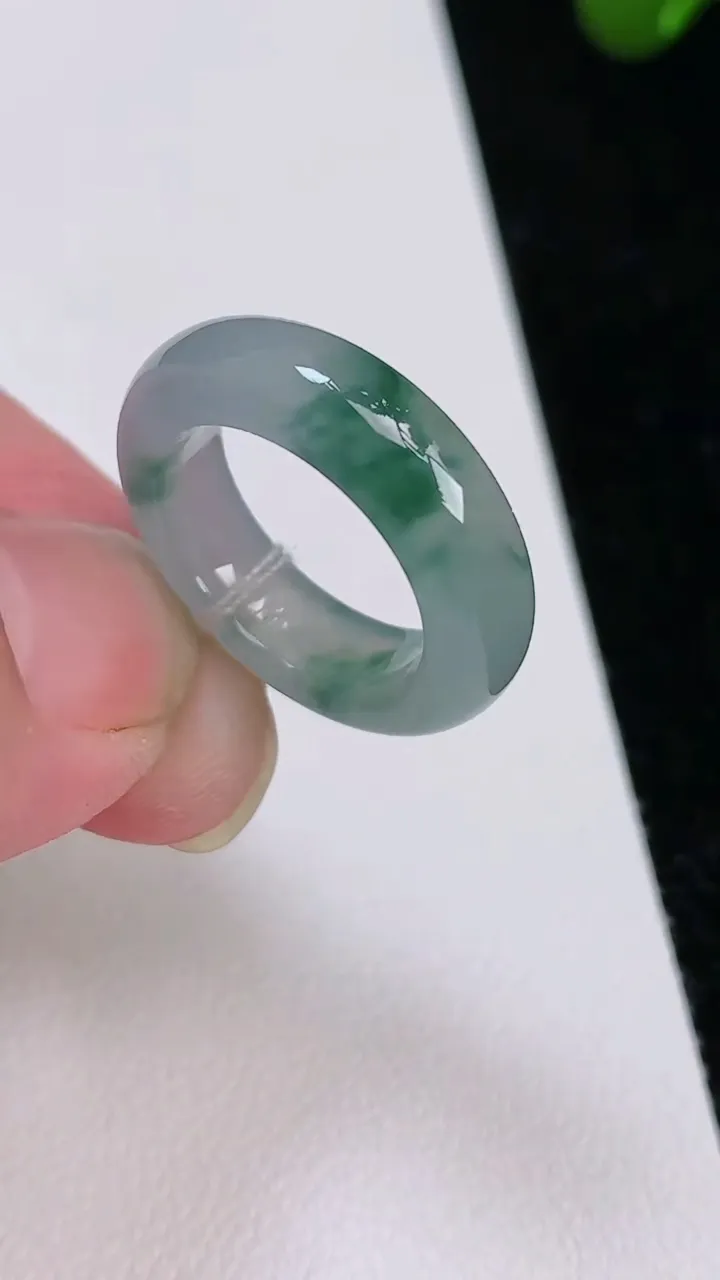 天然A货翡翠戒指指环，尺寸16-5.5-3.6，重量:4.20g2025年7月2日
工厂直销收藏佳品,种好水足，色泽均匀，有种有色，上手高大气！