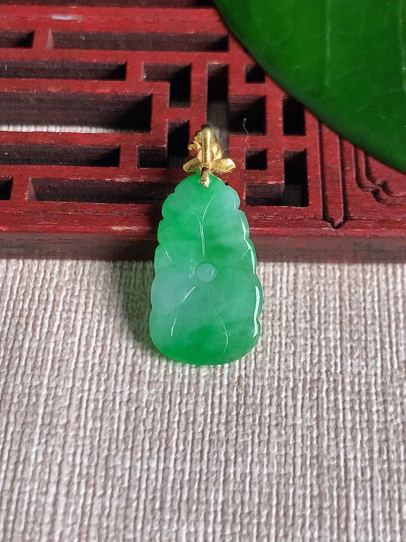天然A货翡翠18K金扣头飘阳绿荷叶和和美美吊坠 尺寸25.4×19.8×11.5×3.2m量1.60