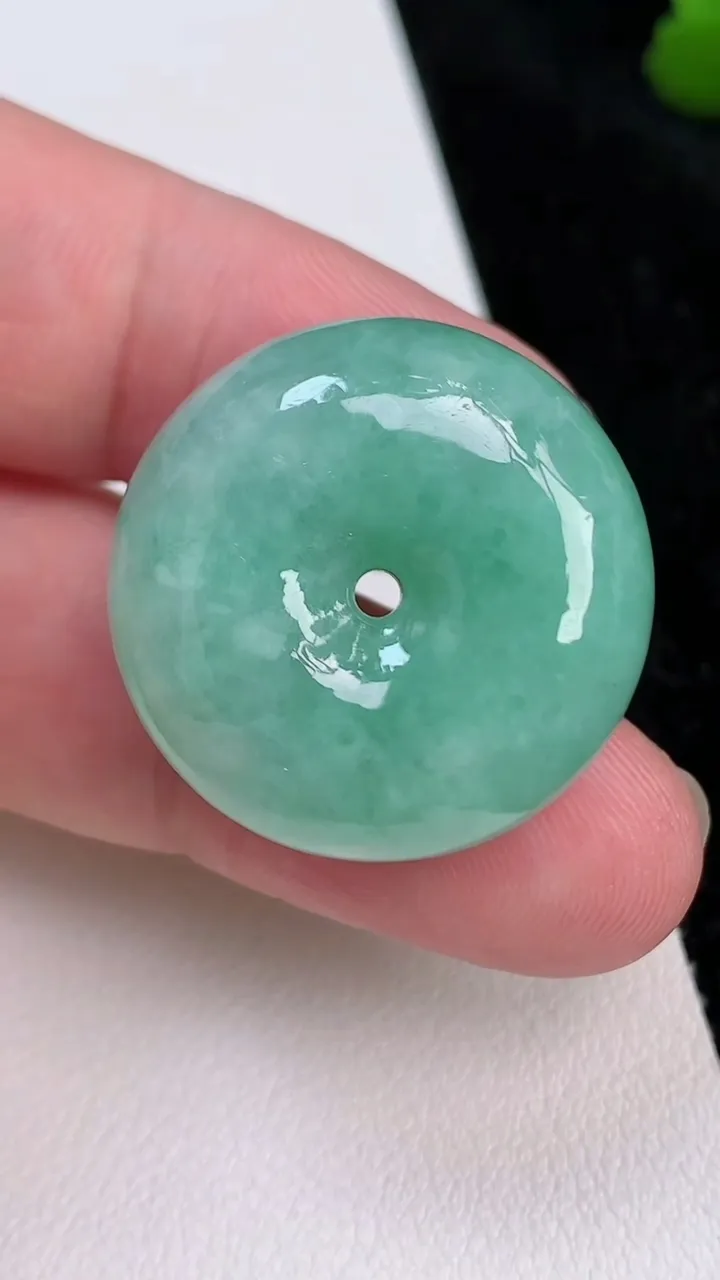 天然A货翡翠平安扣吊坠，尺寸26-13，重量:16.78g
7月2日