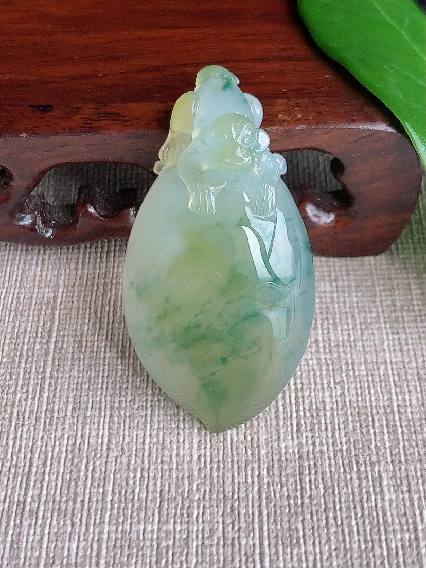 天然A货翡翠飘黄翡飘花寿桃灵猴献寿吊坠 尺寸45.8×24×11.6m量18.55g 0701