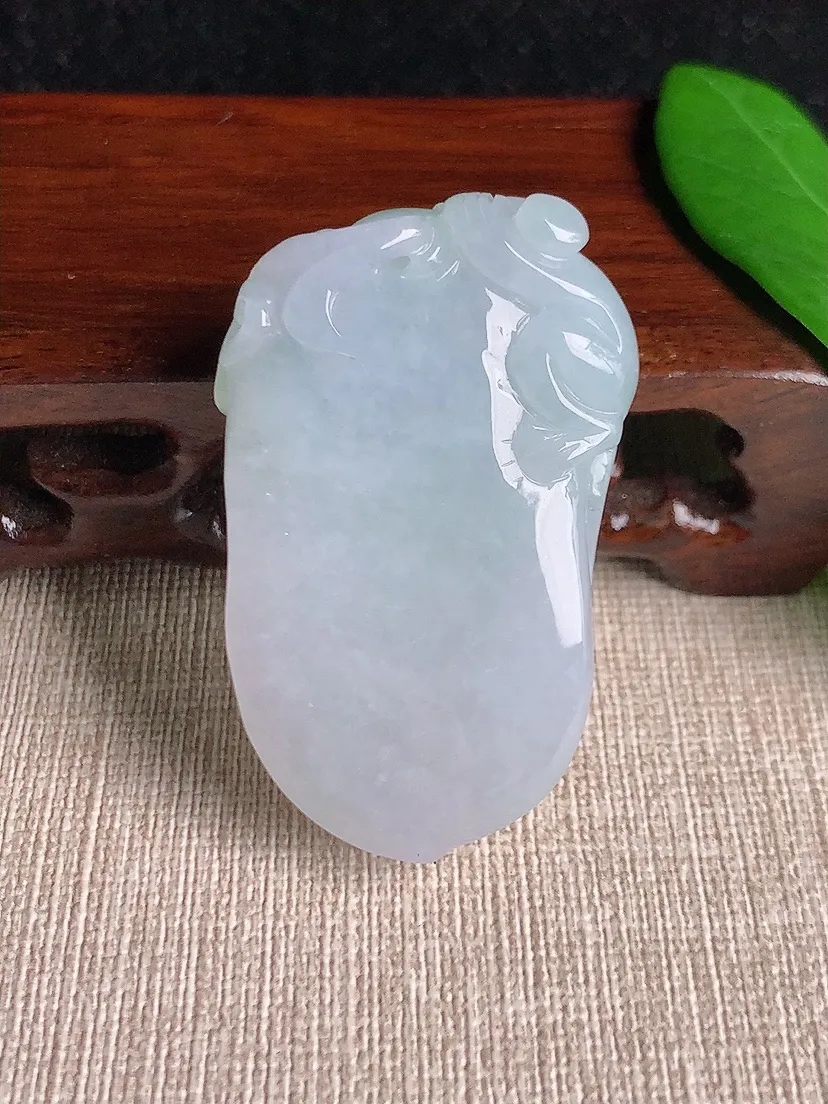 天然A货翡翠冰润飘绿福瓜吊坠尺寸47.6×30×11.6m量38.50g 0701