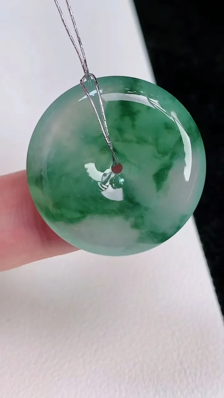 天然A货翡翠平安扣吊坠，尺寸26-5.3，重量:7.42g
7月2日