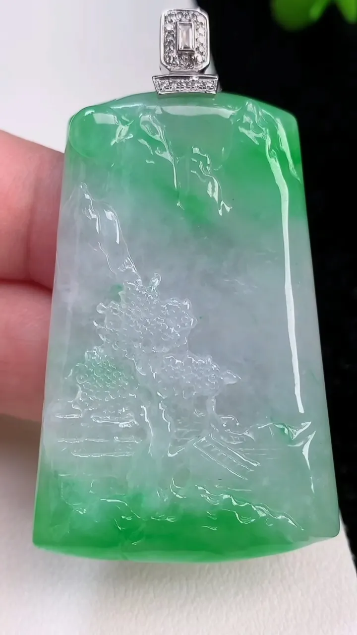 天然A货翡翠山水牌吊坠，尺寸53.2-35-6.3，重量:31.10g
7月2日