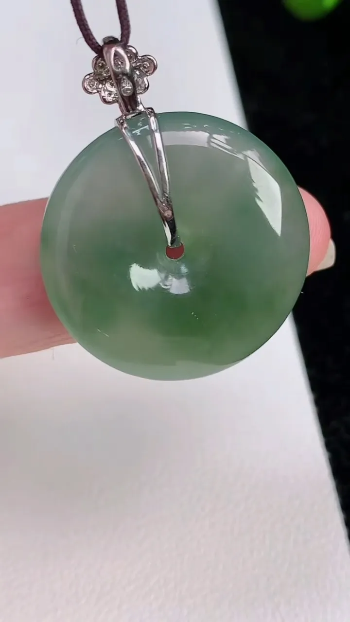 天然A货翡翠平安扣吊坠，尺寸24-5.5，重量:7.66g
7月2日