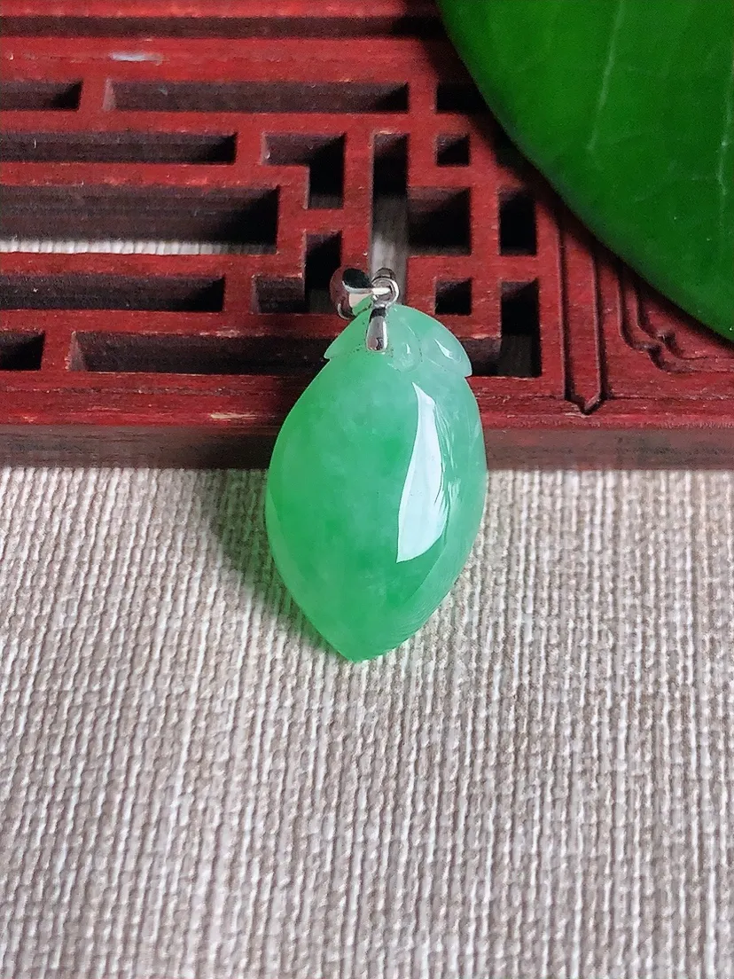 天然A货翡翠18K金扣头飘绿福瓜吊坠尺寸22×13.4×6m量3.26g 0701