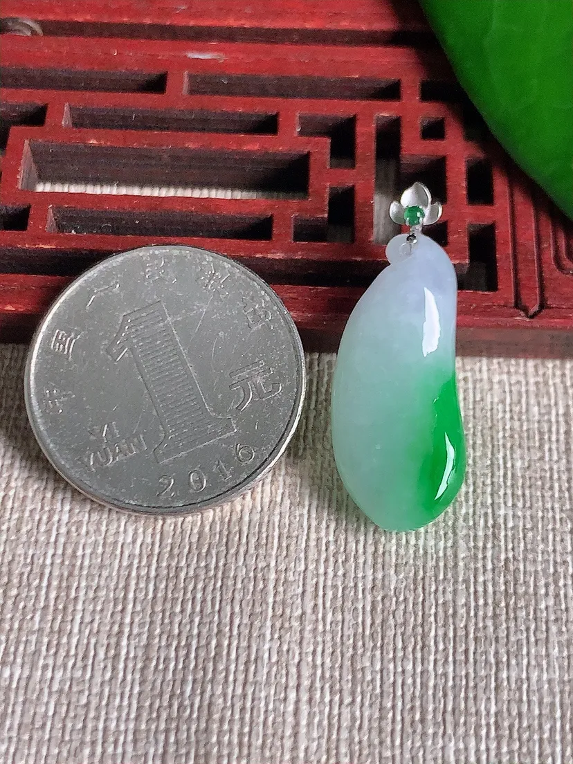 天然A货翡翠18K金扣头飘阳绿福瓜吊坠尺寸31.2×26×11.2×6m量4.15g 0701