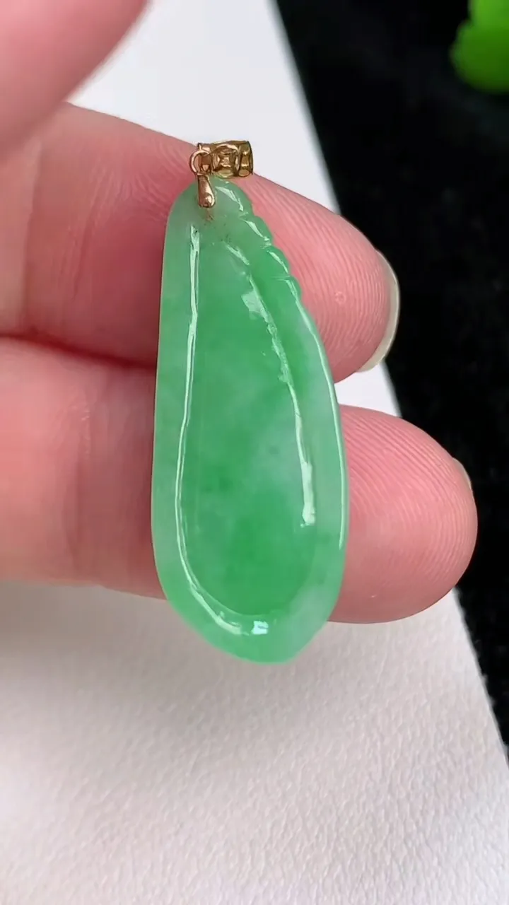 天然A货翡翠福瓜吊坠，尺寸30.7-12.7-5.5，重量:4.13g
7月2日