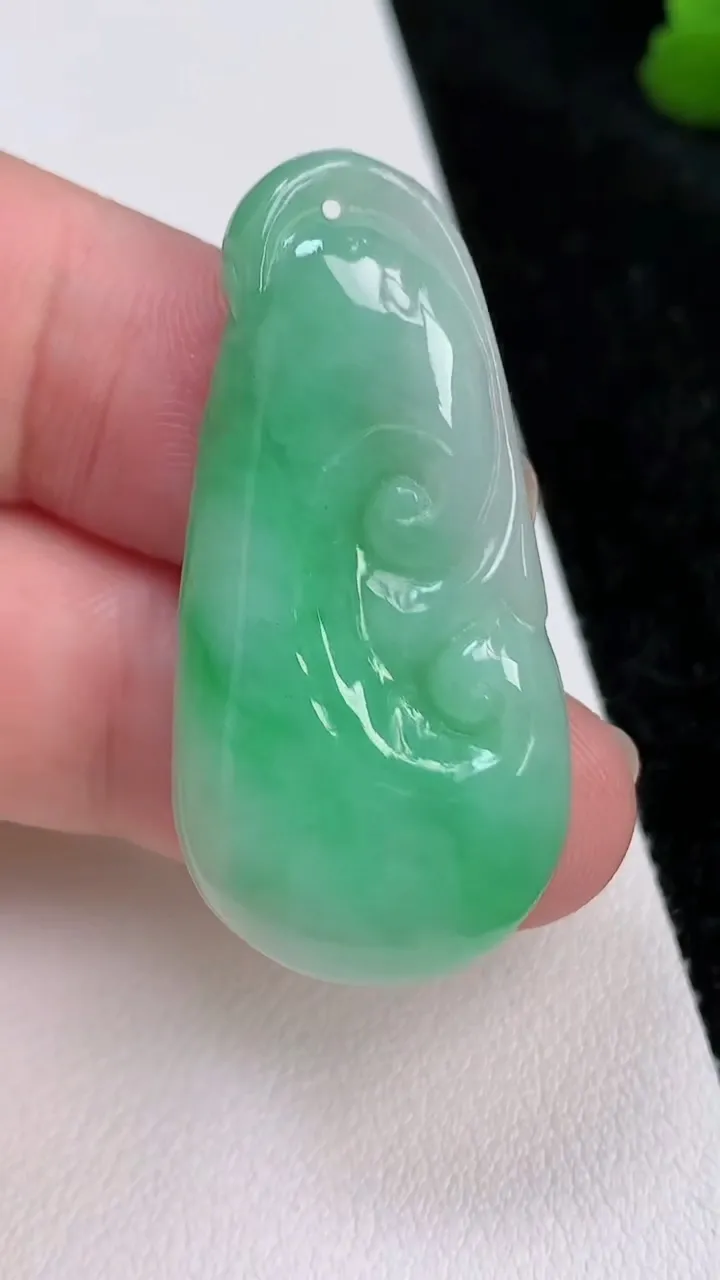 天然A货翡翠如意吊坠，尺寸40.8-19.6-5，重量:8.30g
7月2日