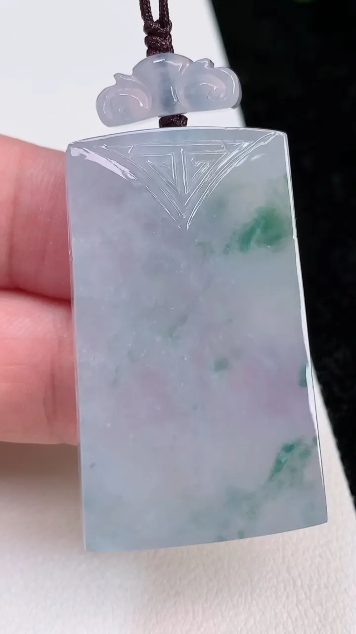 天然A货翡翠种飘花仿古无事牌吊坠，尺寸41.2-24.8-6.3，重量:23.13g
7月2日