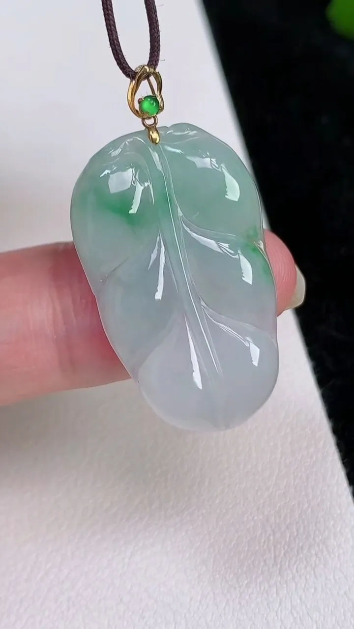 天然A货翡翠金枝玉叶 叶子吊坠，尺寸29-17.7-3，重量:3.36g
7月2日