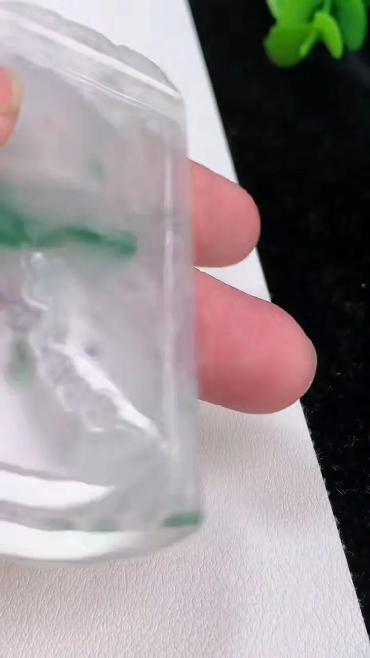 天然A货翡翠龙牌吊坠，尺寸71.7-44.8-5.7，重量:34.16g
7月2日