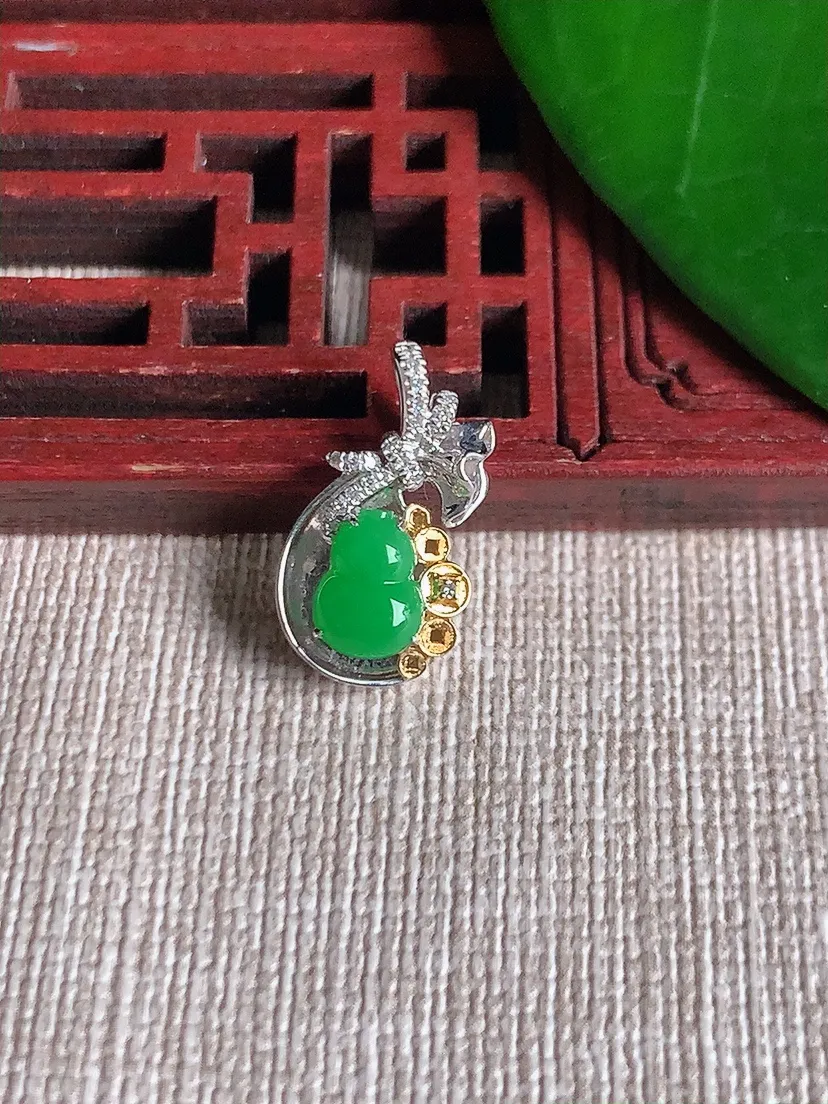 天然A货翡翠18K金伴满绿葫芦吊坠尺寸18×10×4.7裸石7×5.4m量1.70g 0701