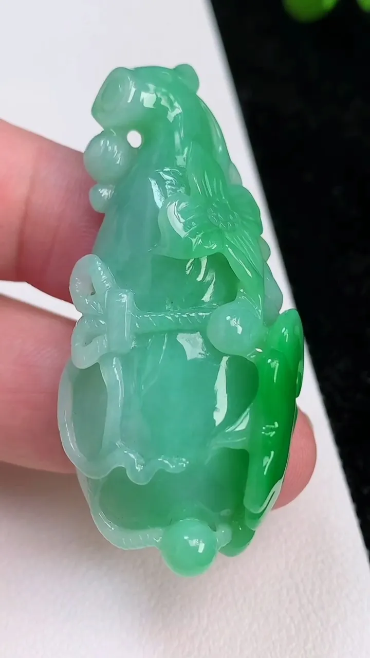 天然A货翡翠葫芦吊坠，尺寸52.5-24.8-13，重量:23.64g
7月2日