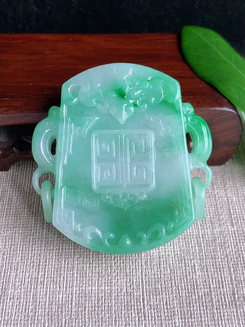 天然A货翡翠冰润飘绿仿古牌吊坠 尺寸51.2×50×11m量60.86g 0702