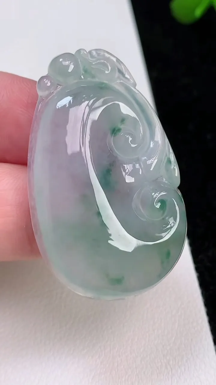 天然A货翡翠冰种飘花如意吊坠，尺寸44-28-5.8，重量:12.74g
7月2日