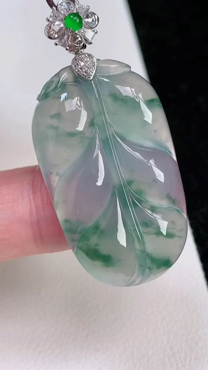 天然A货翡翠种飘花金枝玉叶 叶子吊坠，尺寸35.4-21.4-5.4，重量:9.32g
7月2日