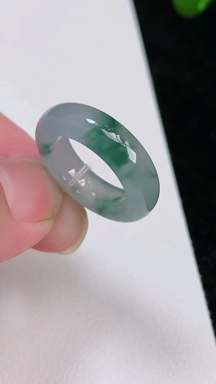 天然A货翡翠戒指指环，尺寸16-5.5-3.6，重量:4.20g2025年7月2日
工厂直销收藏佳品,种好水足，色泽均匀，有种有色，上手高大气！