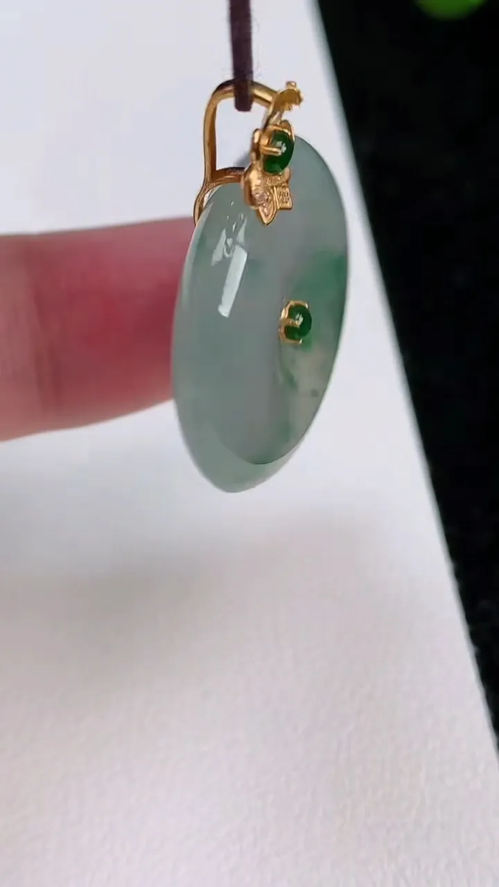 天然A货翡翠种飘花平安扣吊坠，尺寸25.2-6，重量:8.52g
7月2日