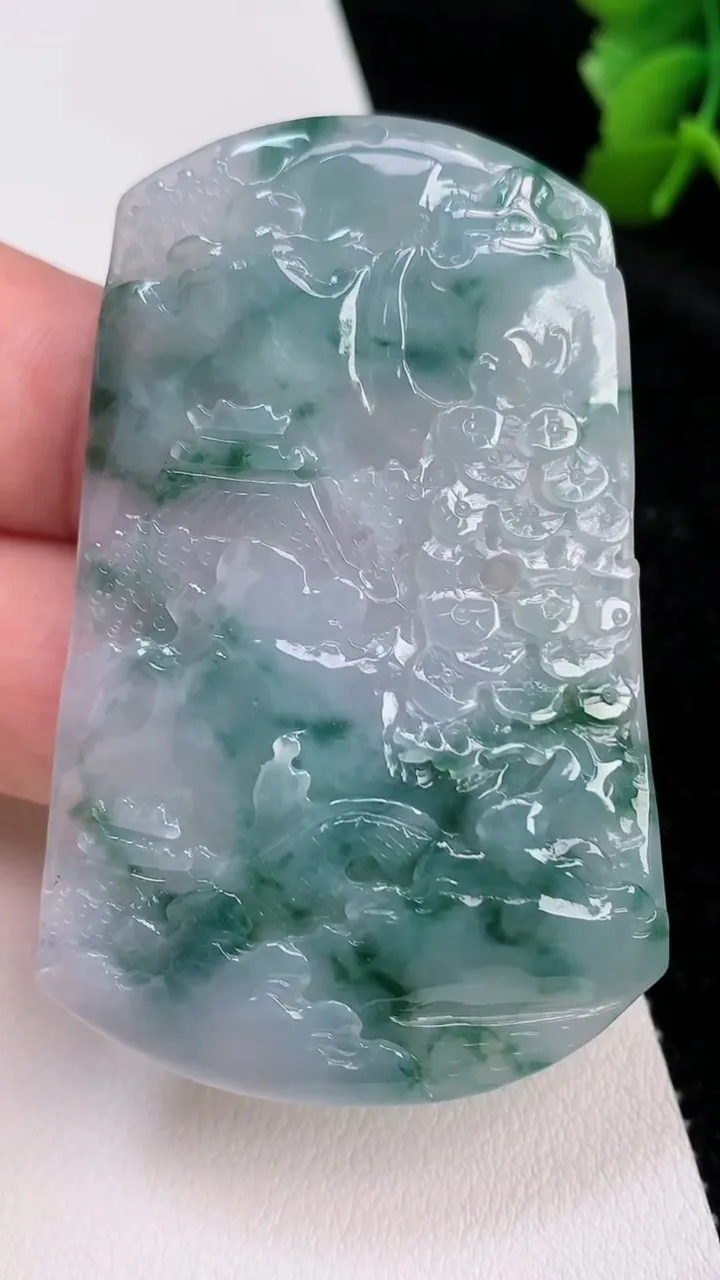 天然A货翡翠牌吊坠，尺寸59-38.5-5.6，重量:29.26g
7月2日