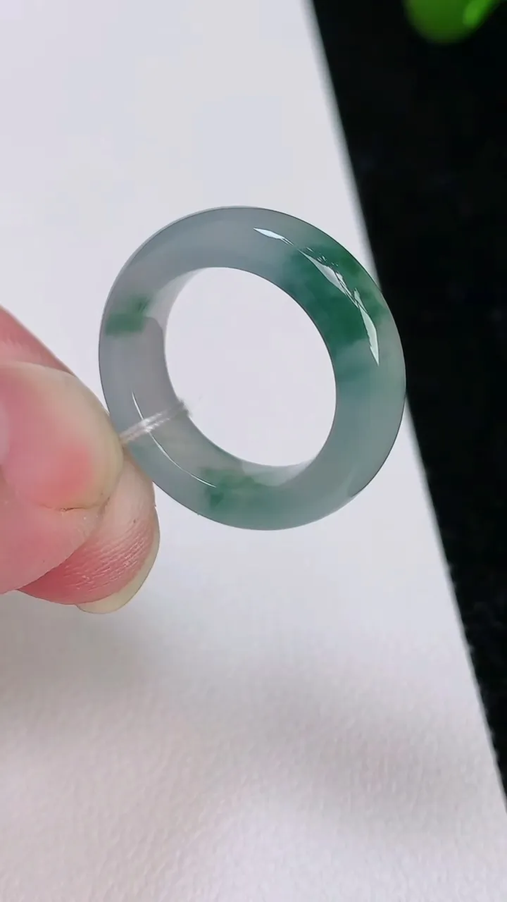 天然A货翡翠戒指指环，尺寸16-5.5-3.6，重量:4.20g2025年7月2日
工厂直销收藏佳品
