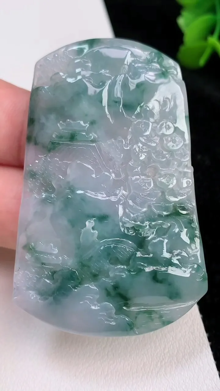 天然A货翡翠牌吊坠，尺寸59-38.5-5.6，重量:29.26g
7月2日