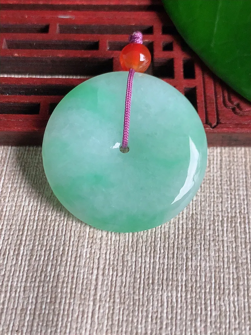 天然A货翡翠飘绿平安扣吊坠尺寸31.8×5.2m量11.95g 0701