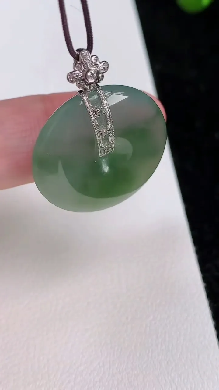 天然A货翡翠平安扣吊坠，尺寸24-5.5，重量:7.66g
7月2日