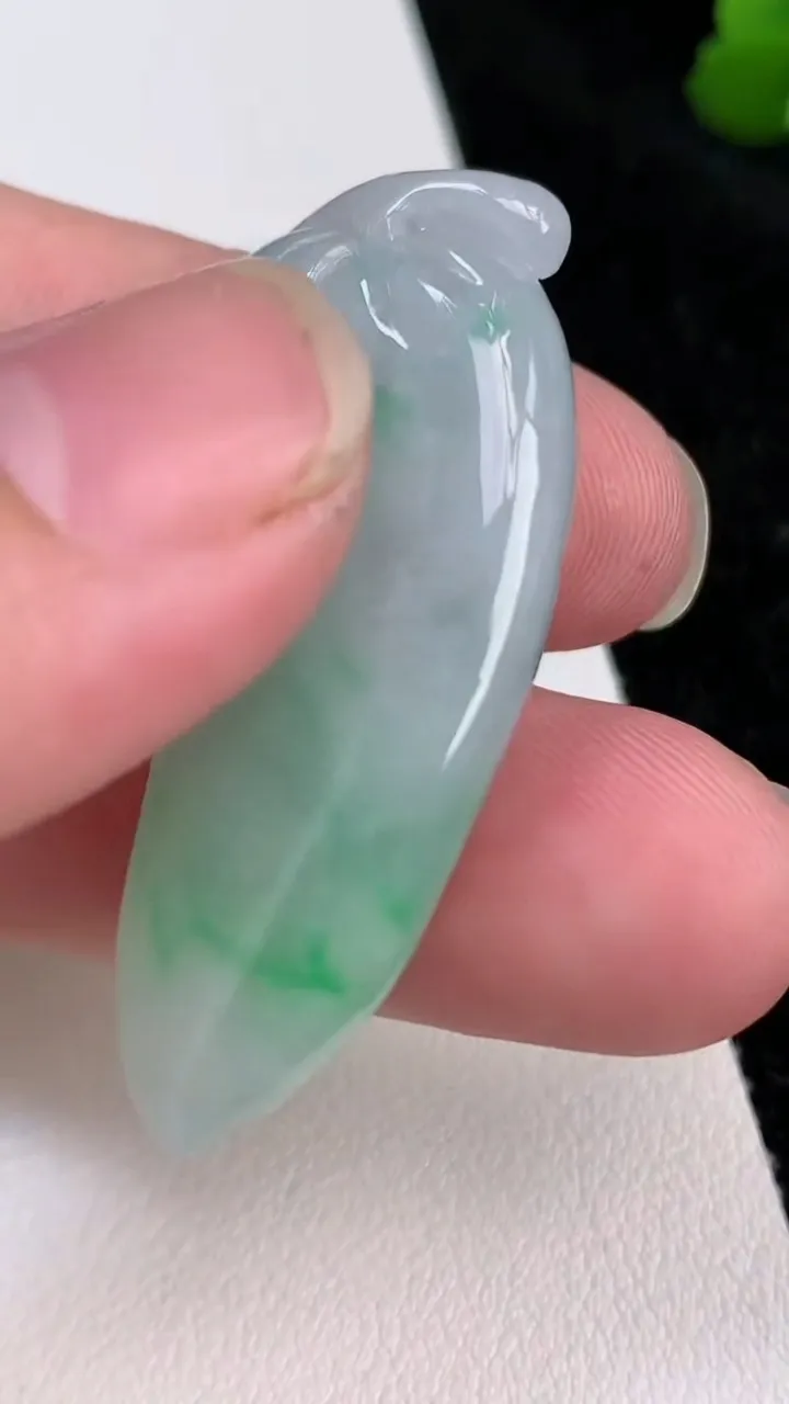 天然A货翡翠福瓜吊坠，尺寸42.3-18.5-9.5，重量:14.12g
7月2日