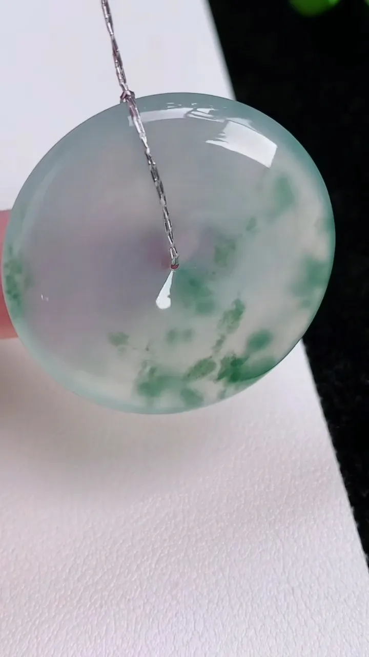 天然A货翡翠种飘花平安扣吊坠，尺寸35.7-6.3，重量:17.00g
7月2日