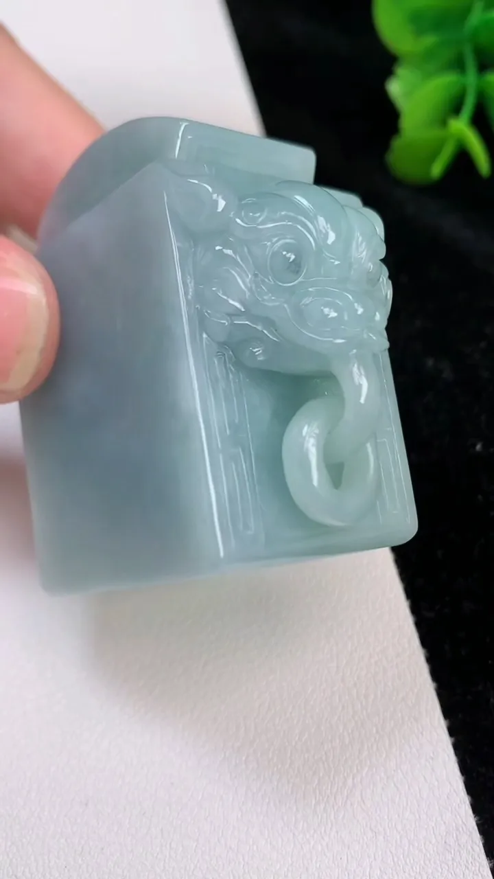 天然A货翡翠麒麟印章摆件，尺寸46.4-53.5-26，重量:134.12g
7月2日