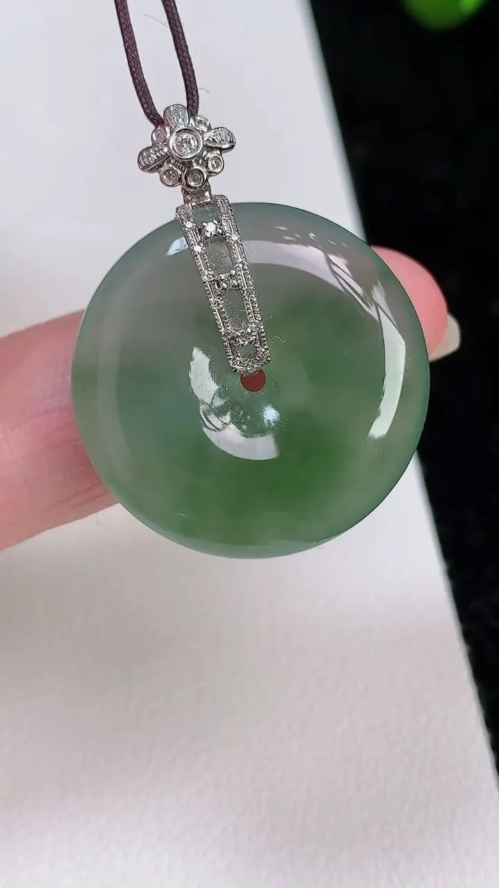 天然A货翡翠平安扣吊坠，尺寸24-5.5，重量:7.66g
7月2日