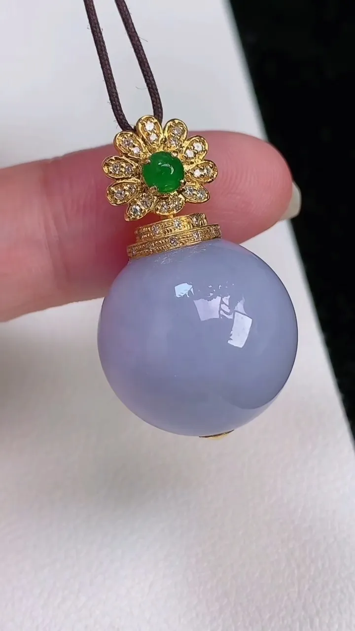 天然A货翡翠18k金紫罗兰圆珠吊坠，尺寸18，重量:12.13g7月2日
工厂直销收藏佳品,种好水足，色泽均匀，有种有色，上手高大气！