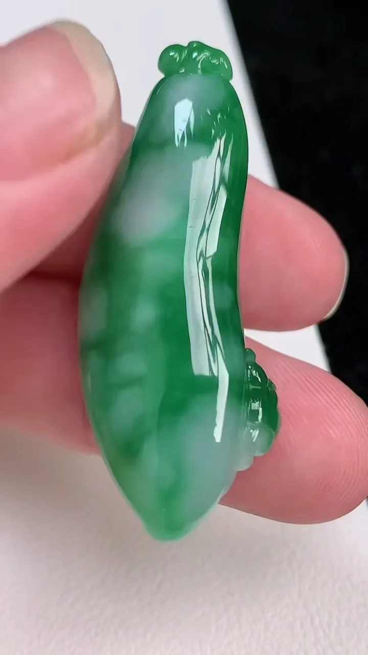 天然A货翡翠福瓜吊坠，尺寸44-16.3-12，重量:15.04g
7月2日