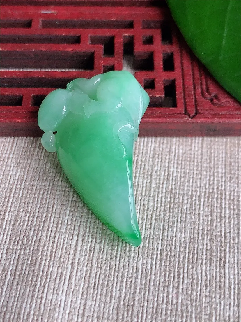 天然A货翡翠飘阳绿福瓜吊坠 尺寸36×22.5×12.7m量13.49g 0701