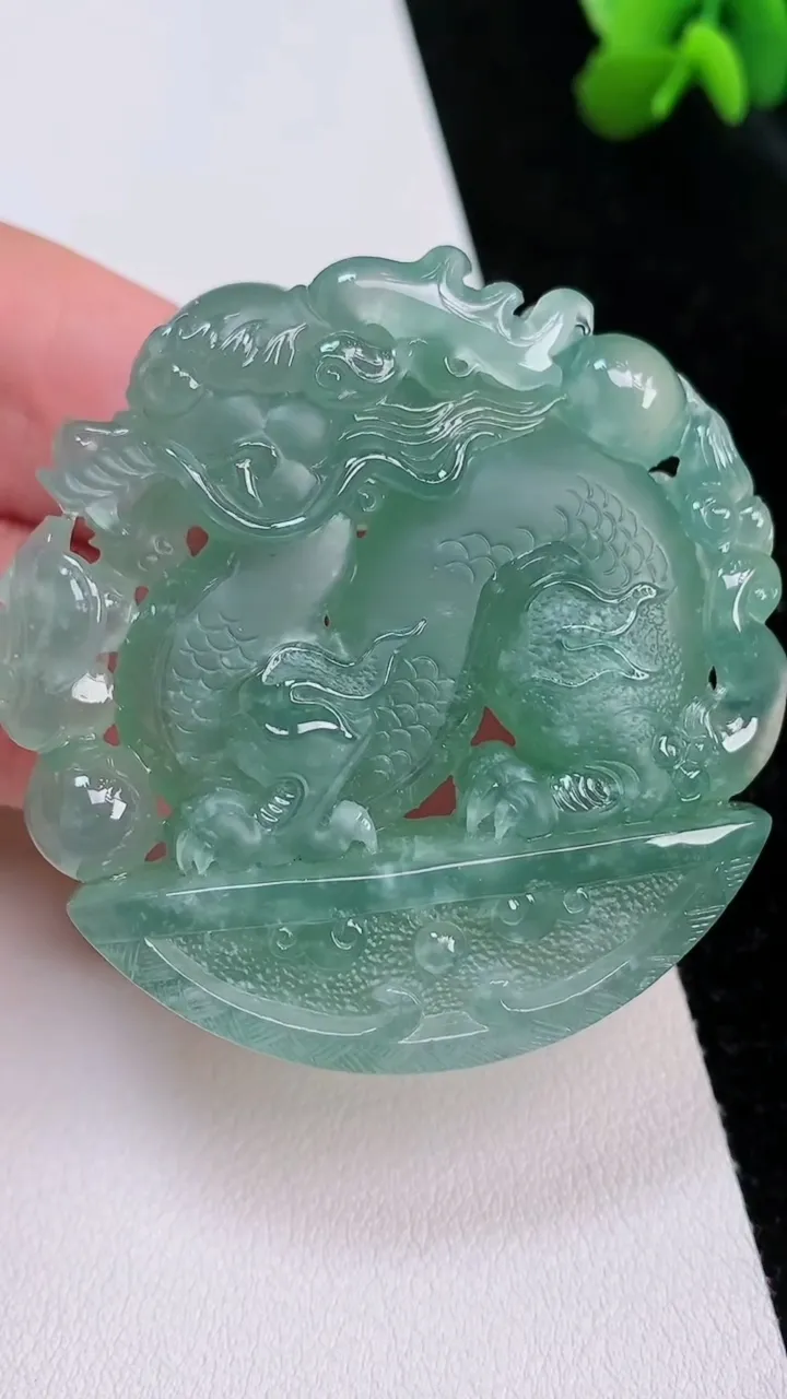 天然A货翡翠龙牌吊坠，尺寸48-49-11.6，重量:50.11g
7月2日