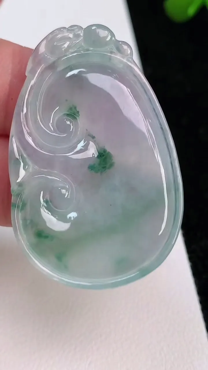 天然A货翡翠冰种飘花如意吊坠，尺寸44-28-5.8，重量:12.74g
7月2日