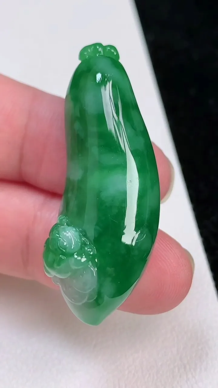 天然A货翡翠福瓜吊坠，尺寸44-16.3-12，重量:15.04g
7月2日