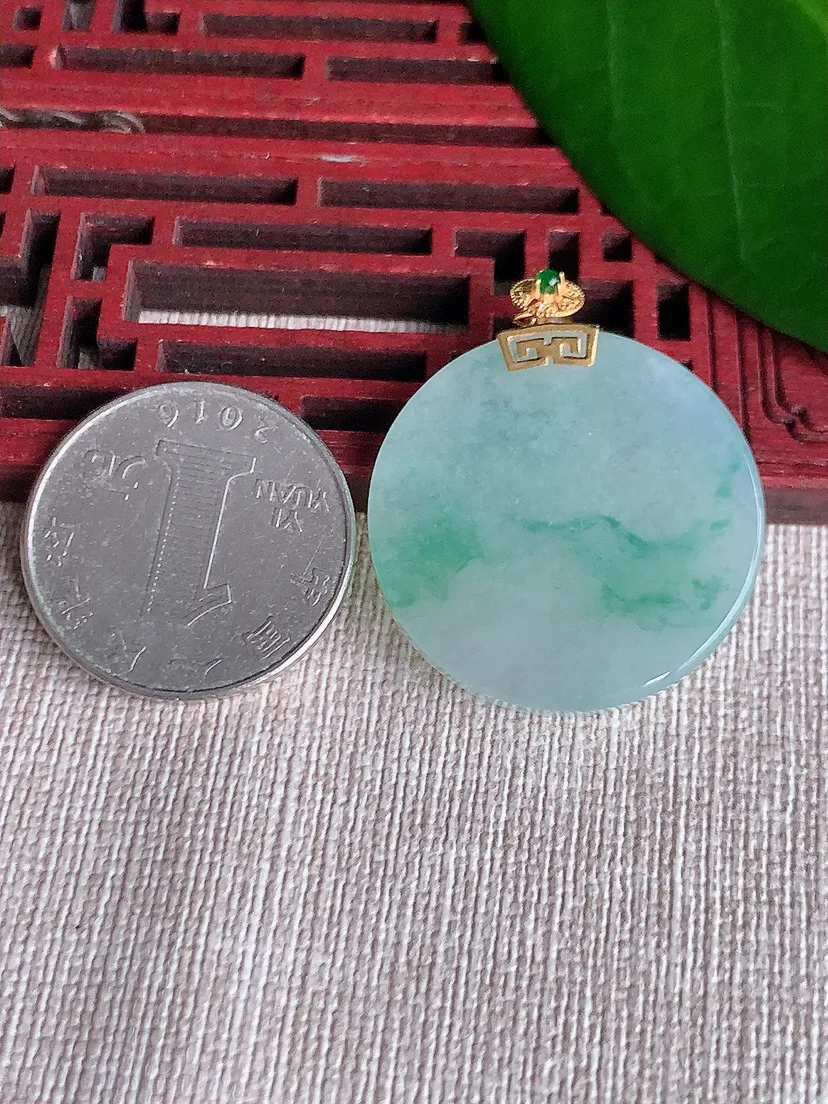 天然A货翡翠18K飘花无事牌吊坠尺寸29.3×4.5m量10.44g 0702
