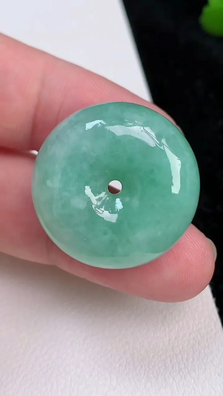 天然A货翡翠平安扣吊坠，尺寸26-13，重量:16.78g
7月2日