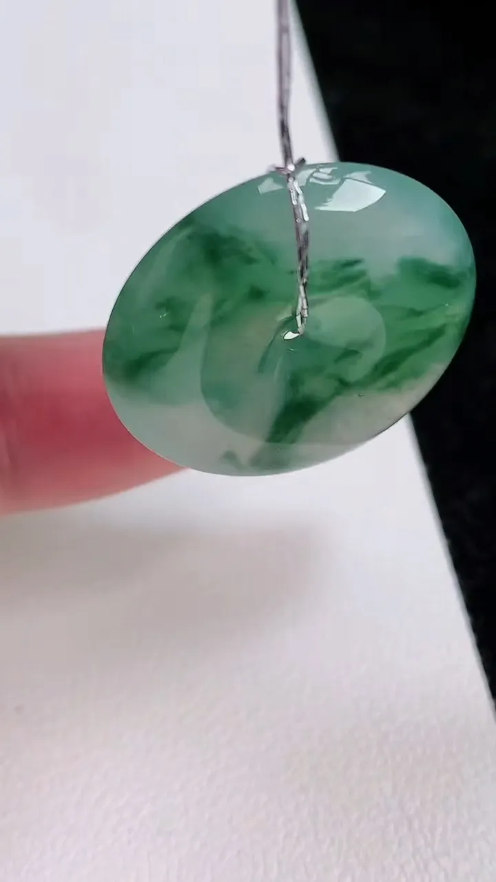 天然A货翡翠平安扣吊坠，尺寸26-5.3，重量:7.42g
7月2日