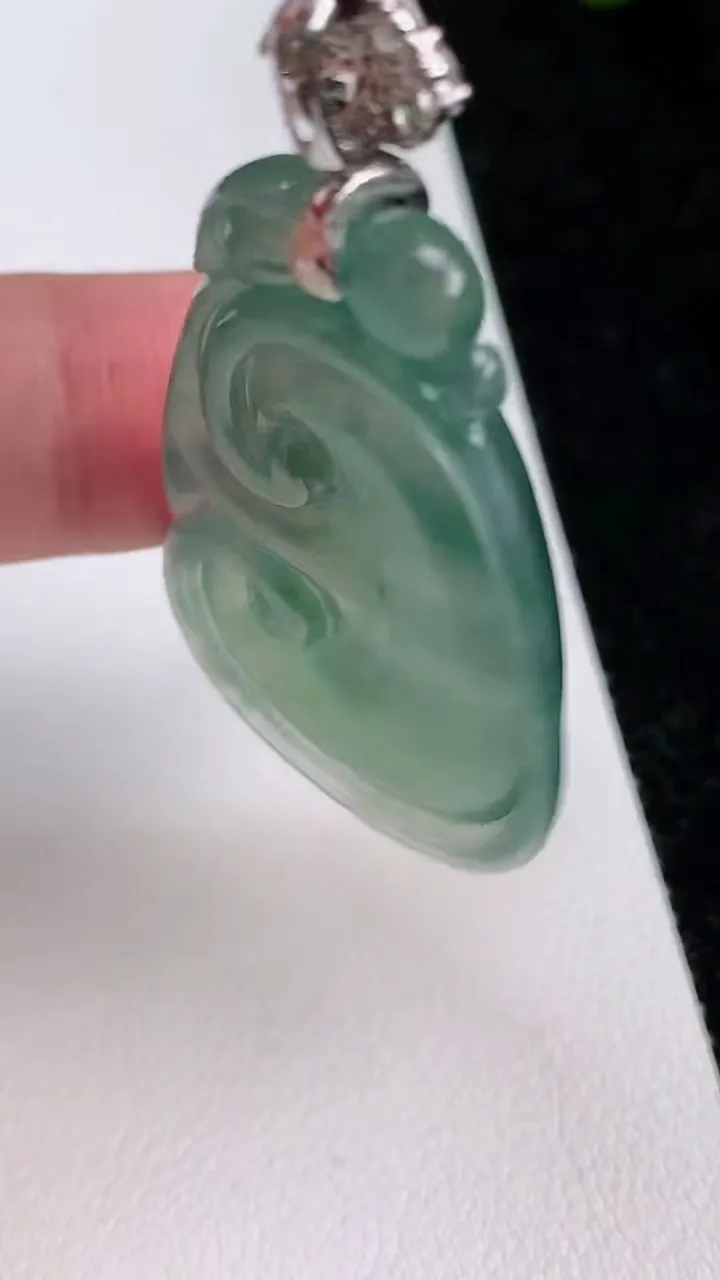 天然A货翡翠如意吊坠，尺寸43.5-26.2-6.3，重量:13.66g
7月2日