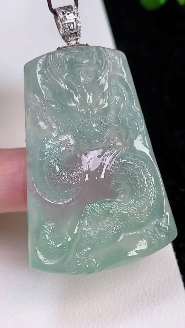 天然A货翡翠龙牌吊坠，尺寸49.5-34-5.8，重量:22.31g
7月2日
