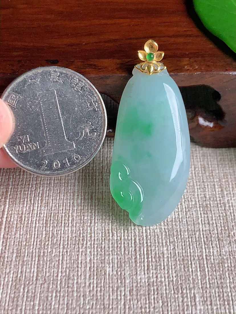 天然A货翡翠18K金扣头飘绿福瓜吊坠尺寸41.8×37×17.5×6m量8.76g 0701