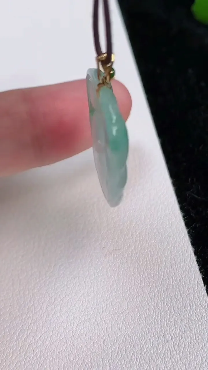 天然A货翡翠金枝玉叶 叶子吊坠，尺寸29-17.7-3，重量:3.36g
7月2日