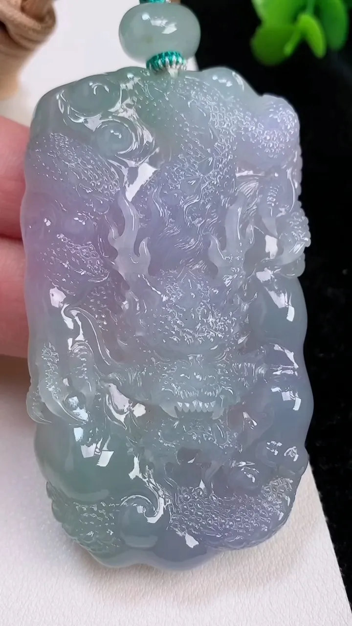天然A货翡翠春带彩紫罗兰龙牌吊坠，尺寸71.5-41.2-10.4，重量:71.21g
7月2日