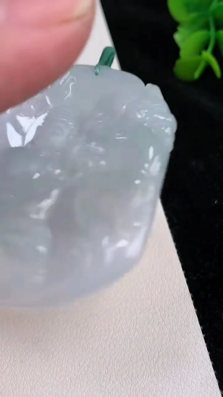 天然A货翡翠阿弥陀佛吊坠，尺寸57.6-53-4.5，重量:30.00g
7月2日